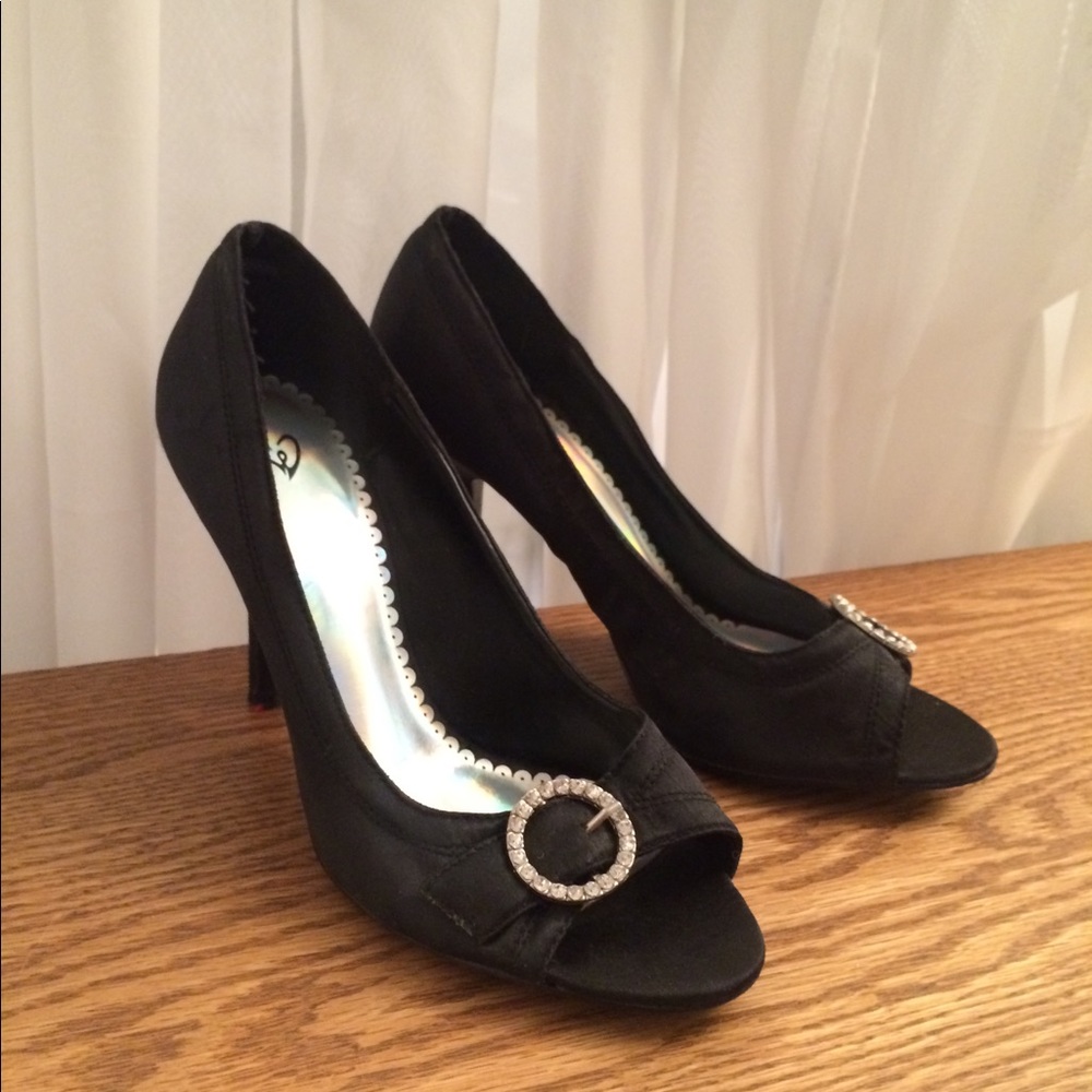 Windsor black heel size 8 with round gemstone